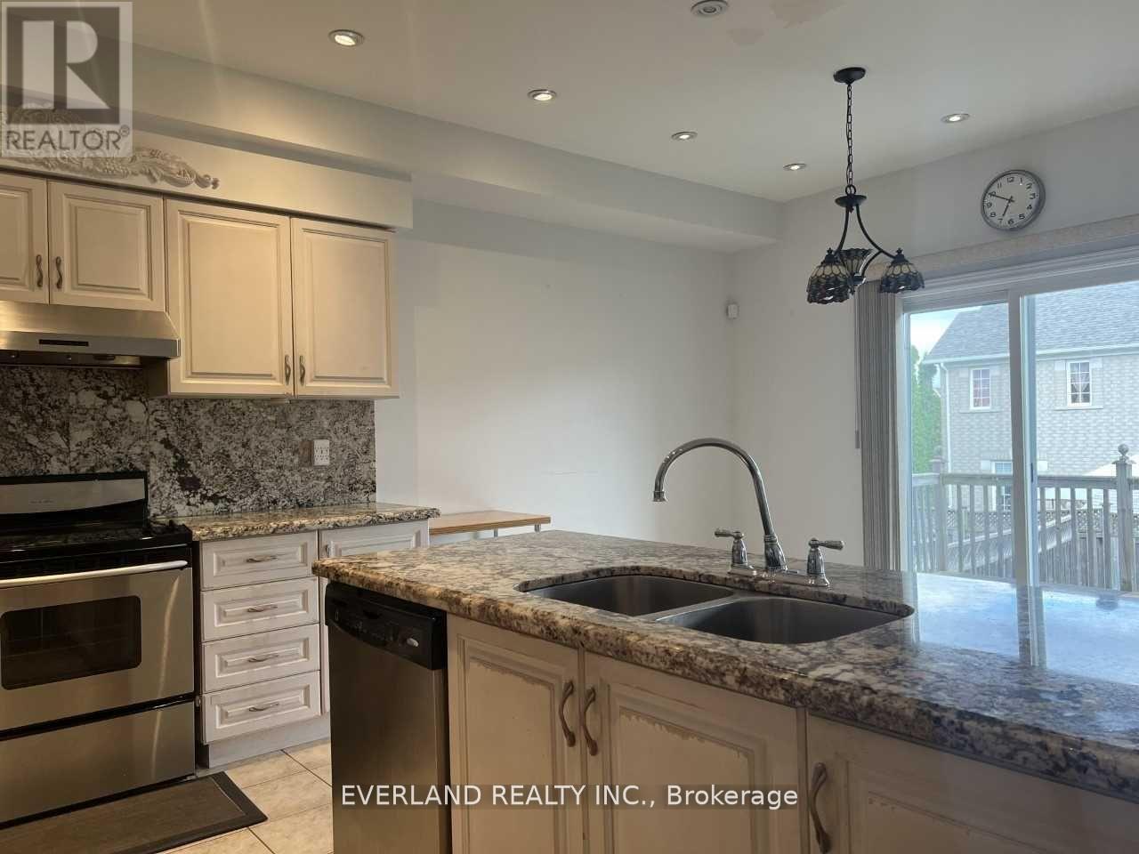 Photo 8 of 50 Danpatrick Drive, Richmond Hill ON