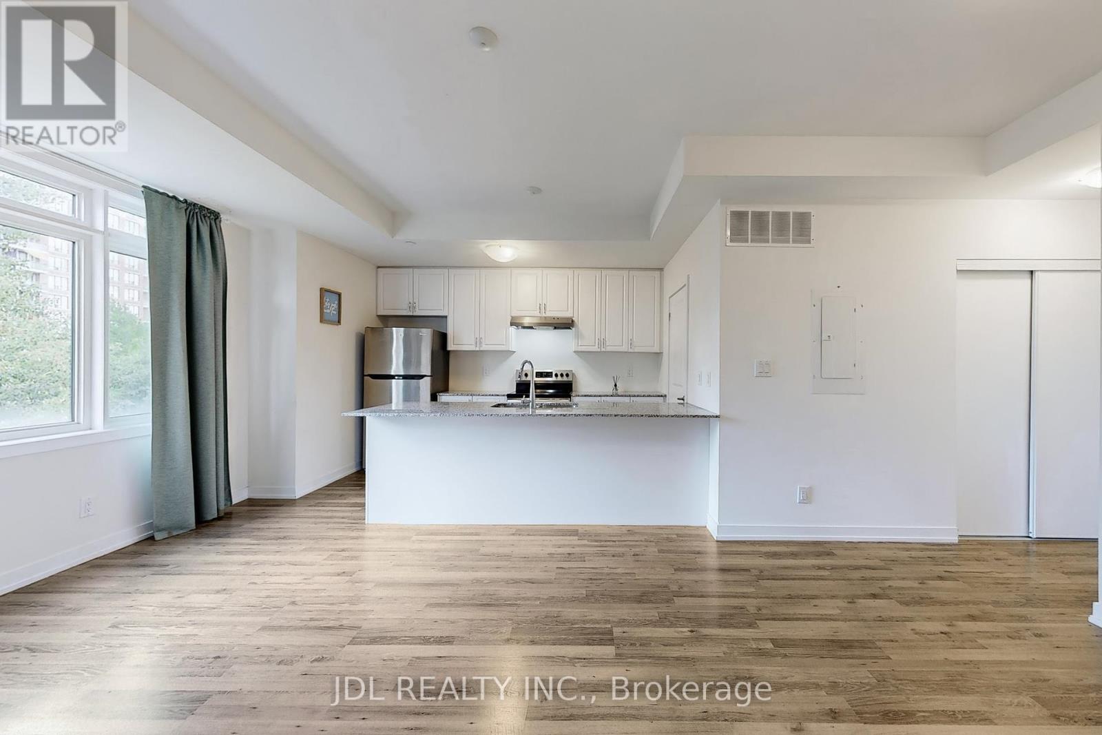 Photo 15 of 112 370 D Red Maple Road, Richmond Hill ON