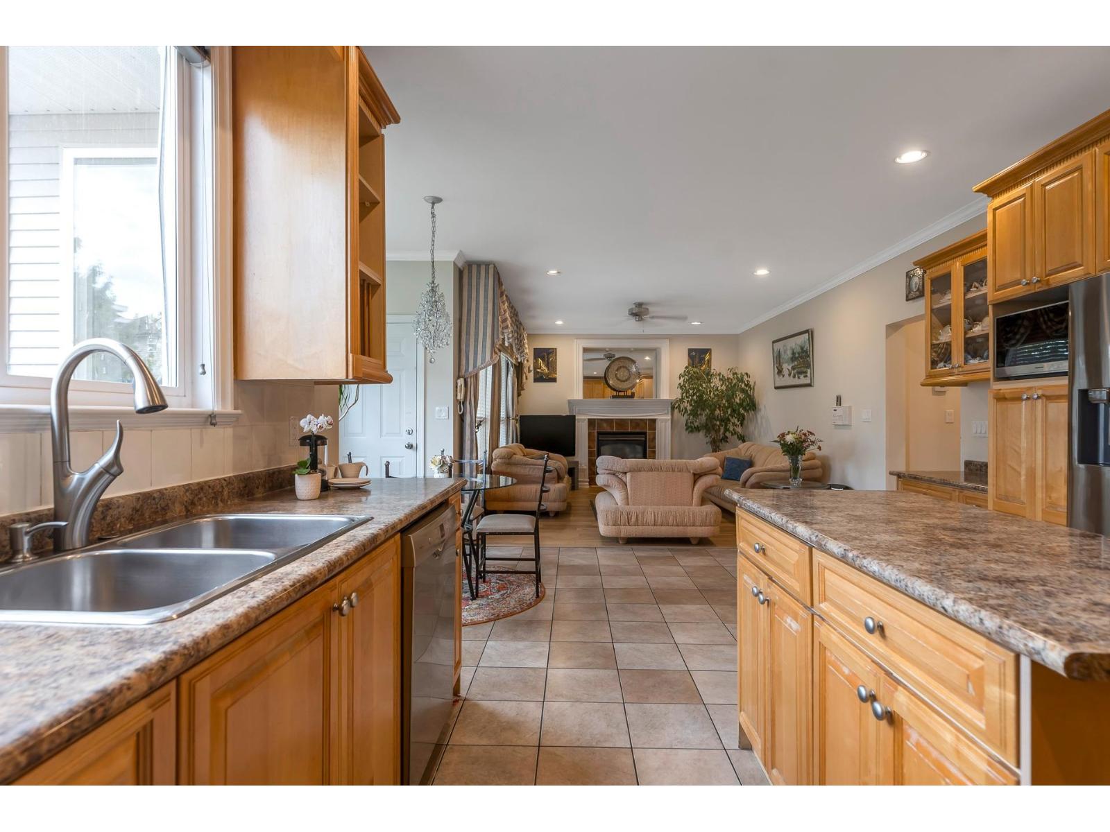 Photo 9 of 16708 64 Avenue, Surrey BC