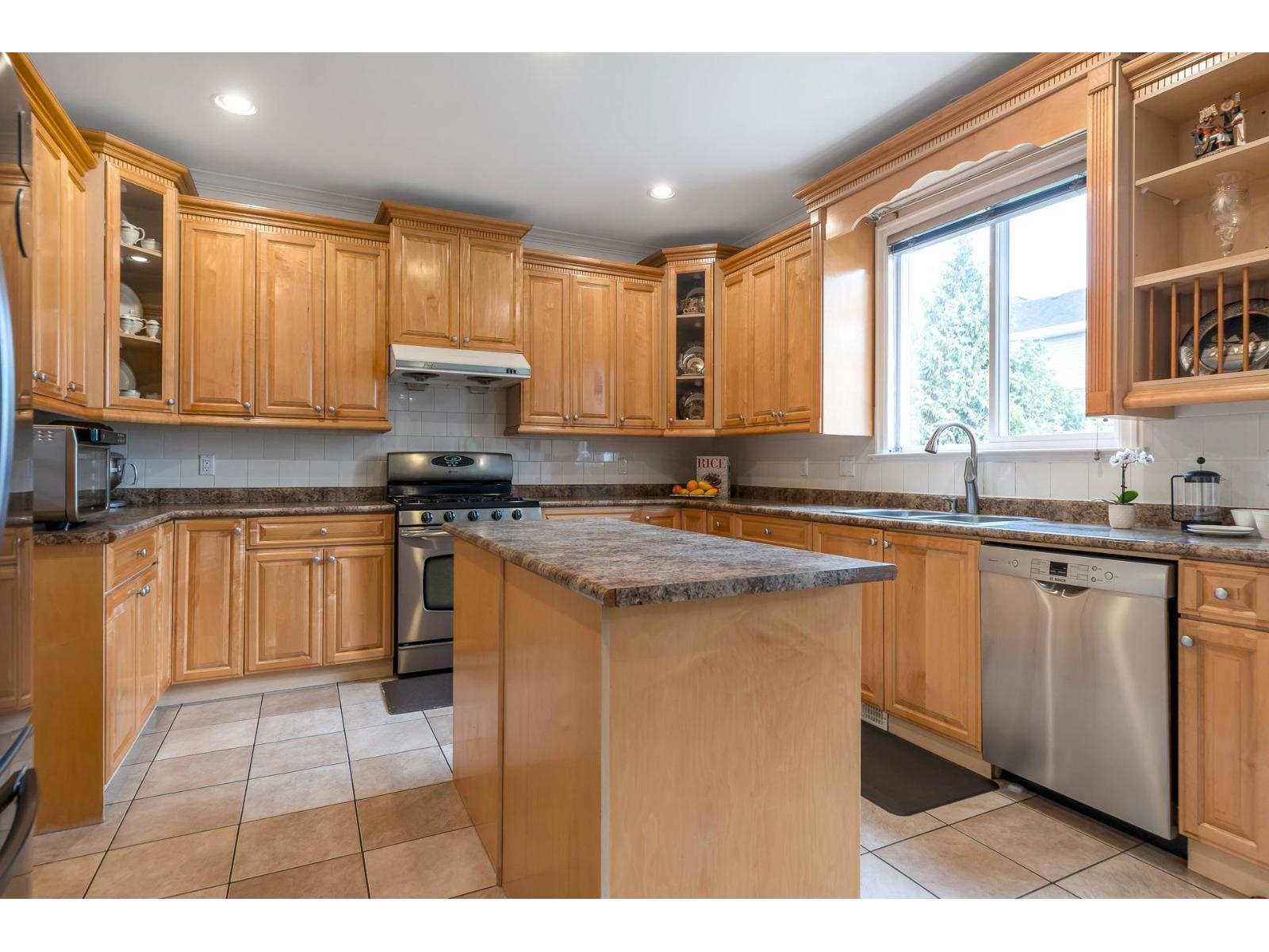 Photo 10 of 16708 64 Avenue, Surrey BC