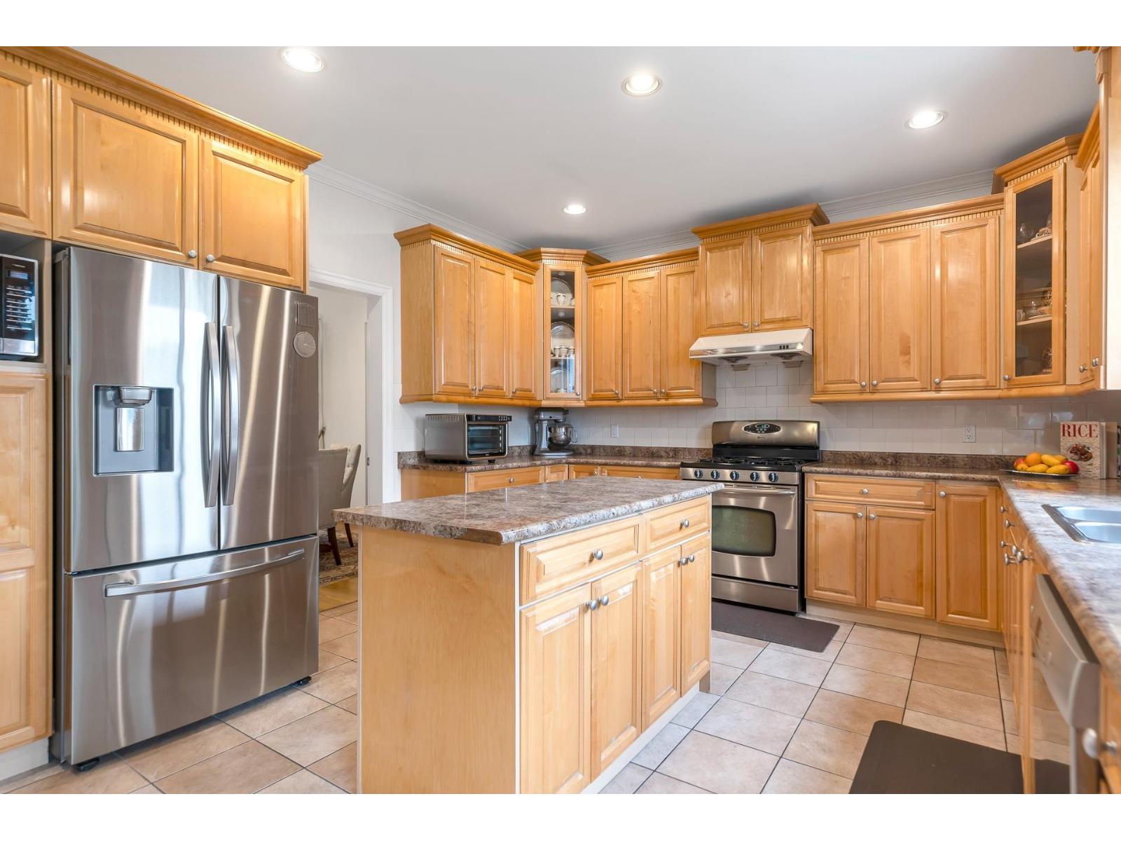 Photo 8 of 16708 64 Avenue, Surrey BC