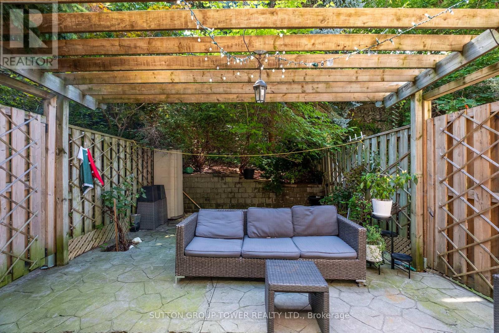 Photo 2 of 11 544 C Scarlett Road, Toronto ON