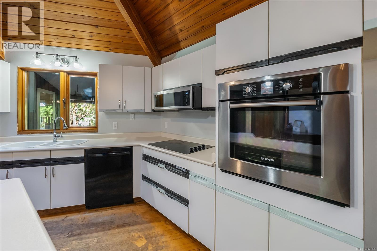 Photo 34 of 505 Baylis Rd, Qualicum Beach BC