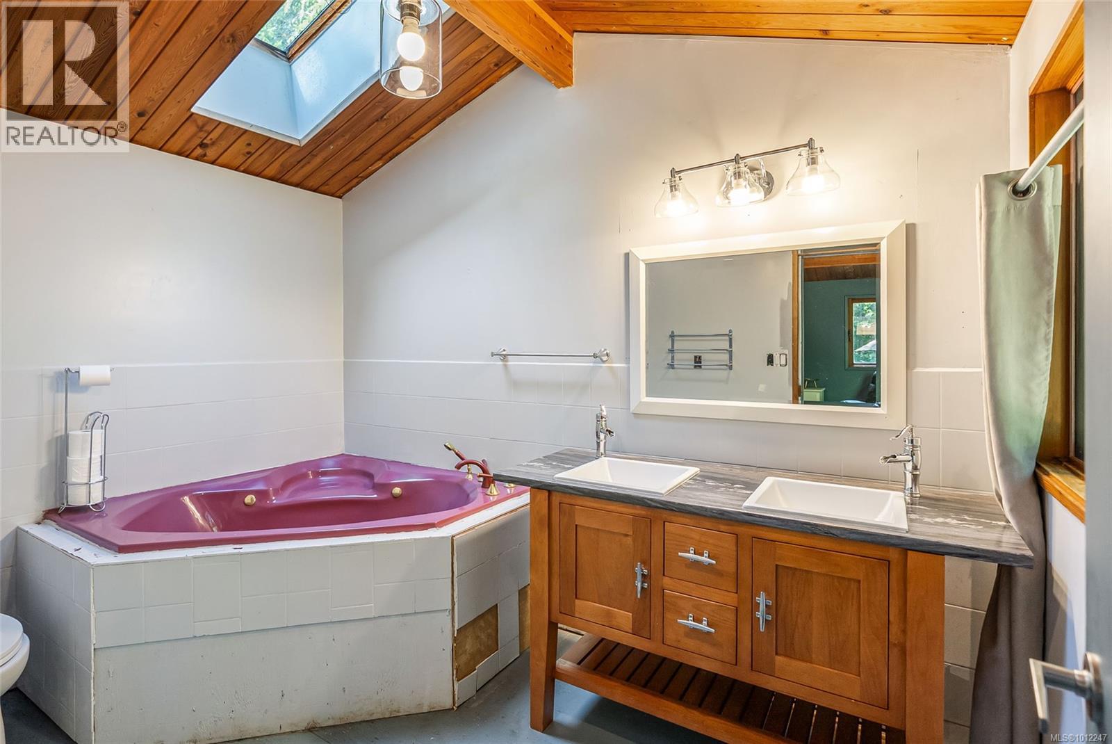 Photo 15 of 505 Baylis Rd, Qualicum Beach BC