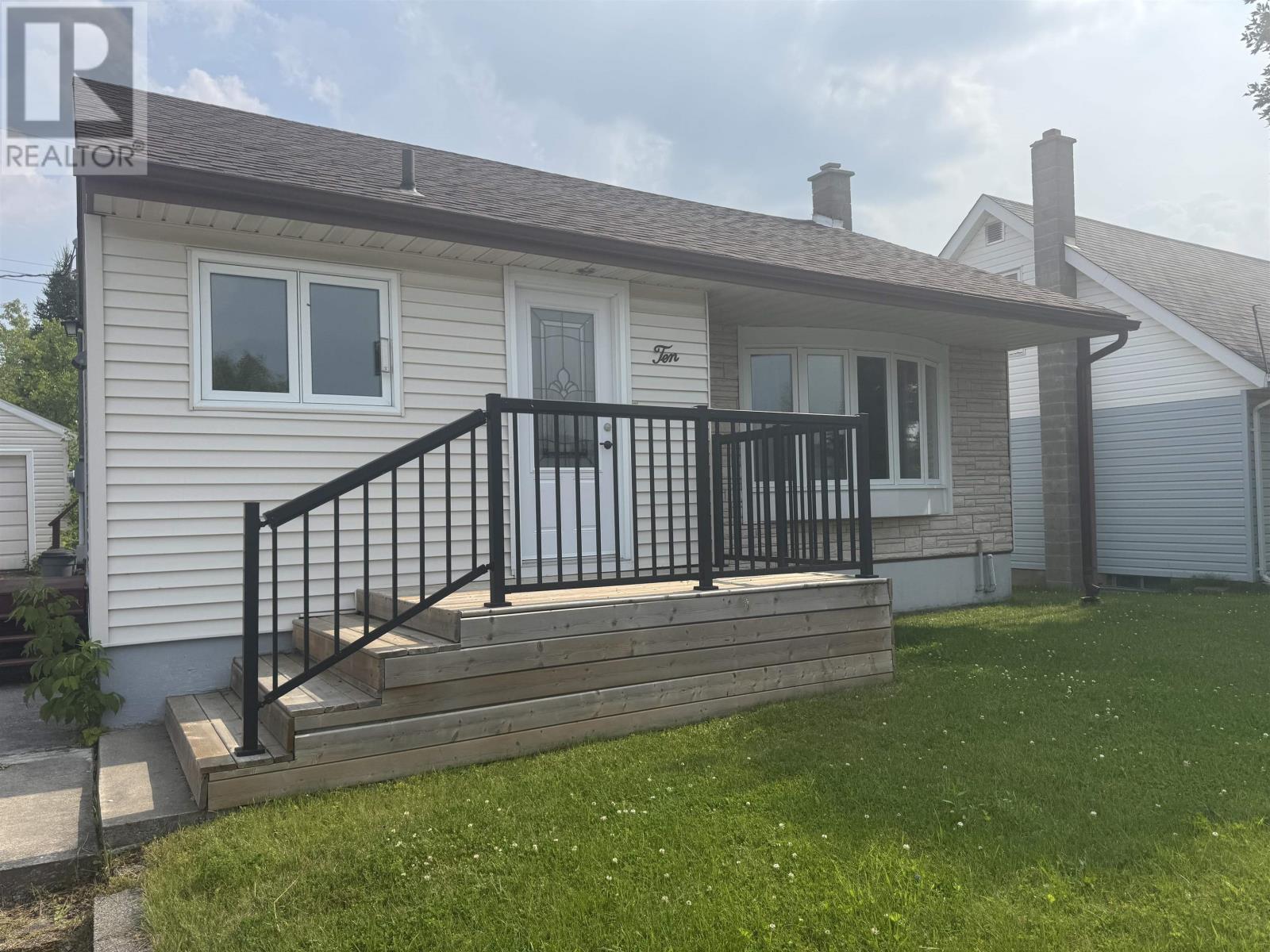 Photo 2 of 10 Wenonah Dr, Manitouwadge ON