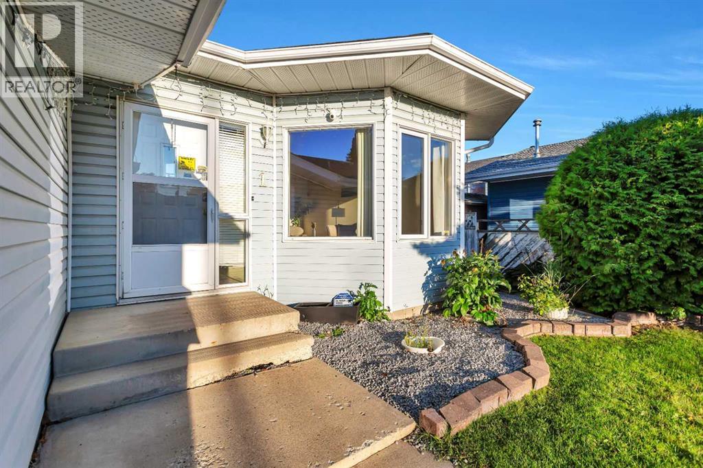 Photo 15 of 1 Willow Street, Sylvan Lake AB