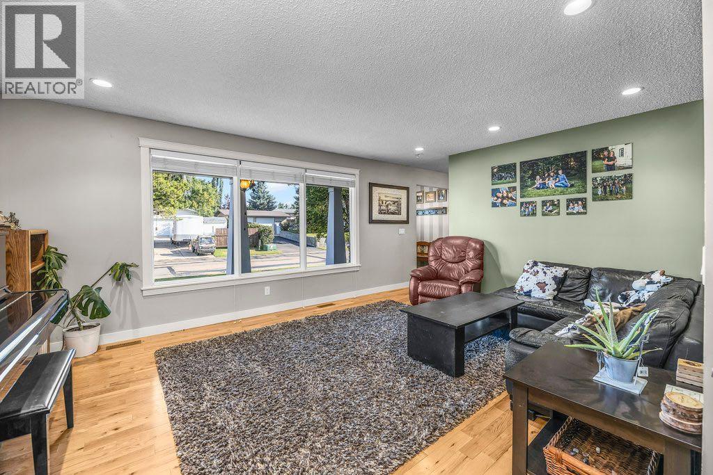 Photo 36 of 33 Fairway Drive, Lacombe AB