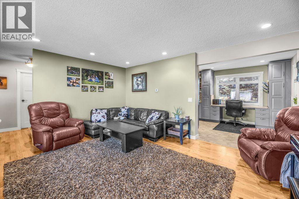 Photo 4 of 33 Fairway Drive, Lacombe AB