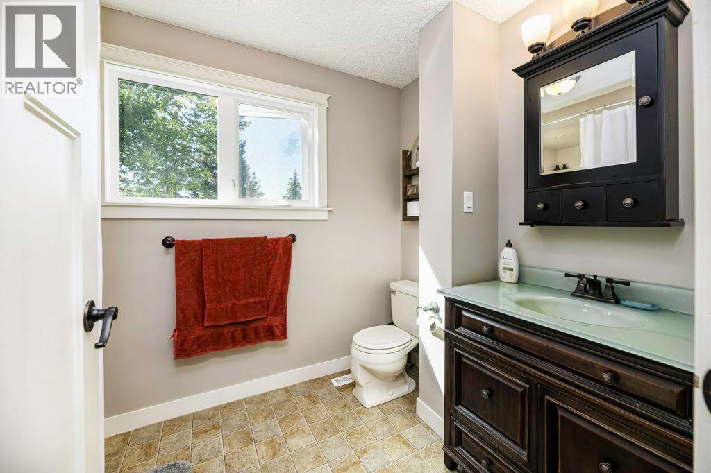 Photo 17 of 33 Fairway Drive, Lacombe AB