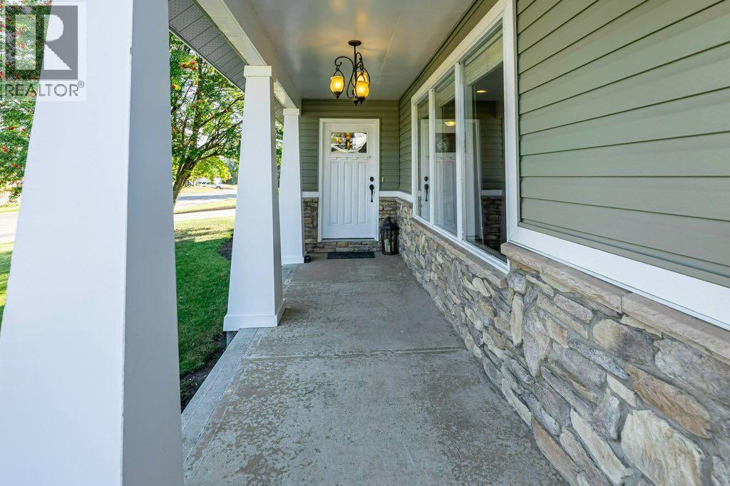 Photo 12 of 33 Fairway Drive, Lacombe AB