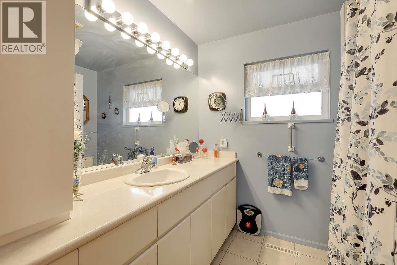 Photo 17 of 203 E 26th Street, North Vancouver BC