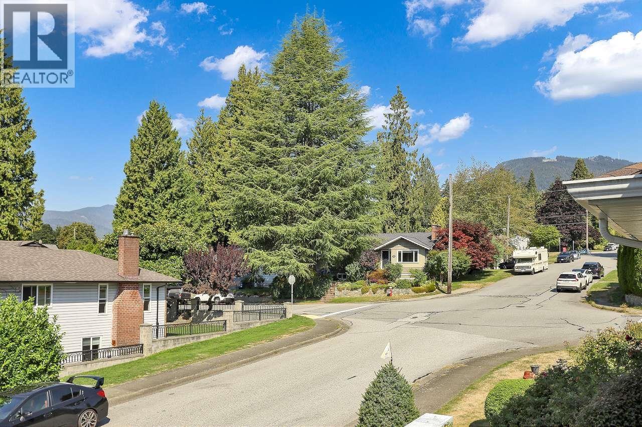 Photo 39 of 203 E 26th Street, North Vancouver BC