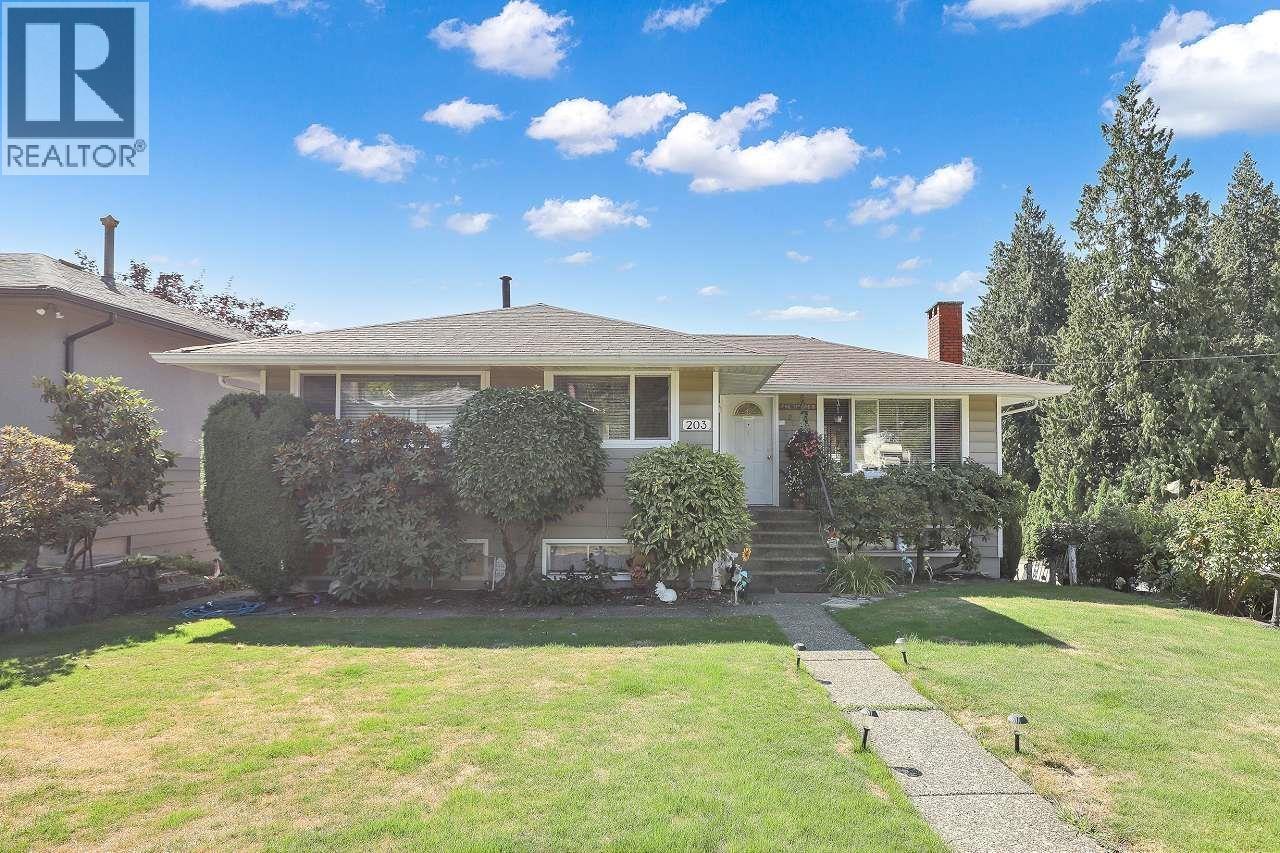 Photo 4 of 203 E 26th Street, North Vancouver BC