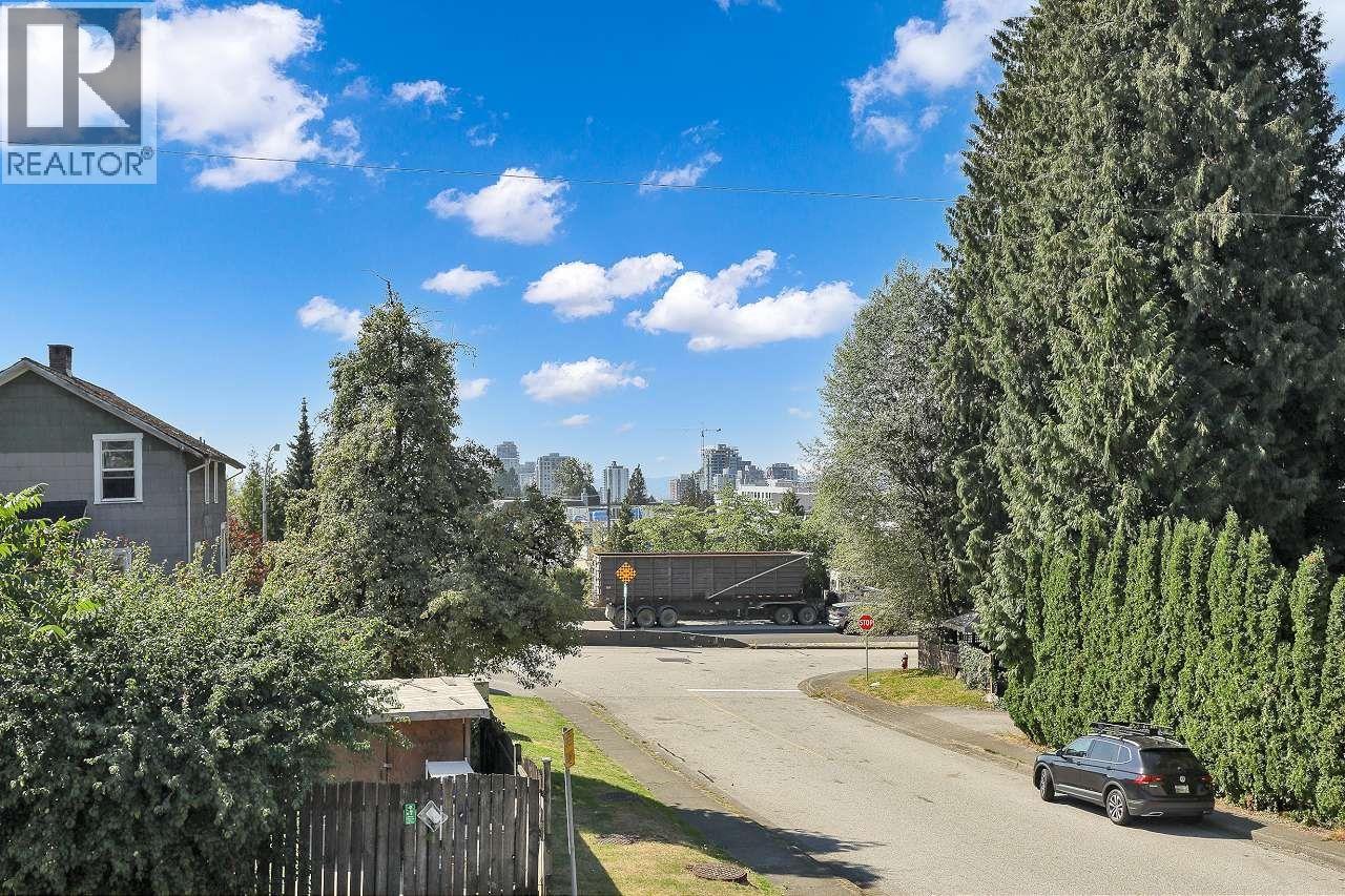 Photo 40 of 203 E 26th Street, North Vancouver BC