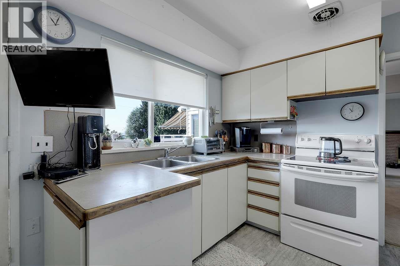 Photo 7 of 203 E 26th Street, North Vancouver BC