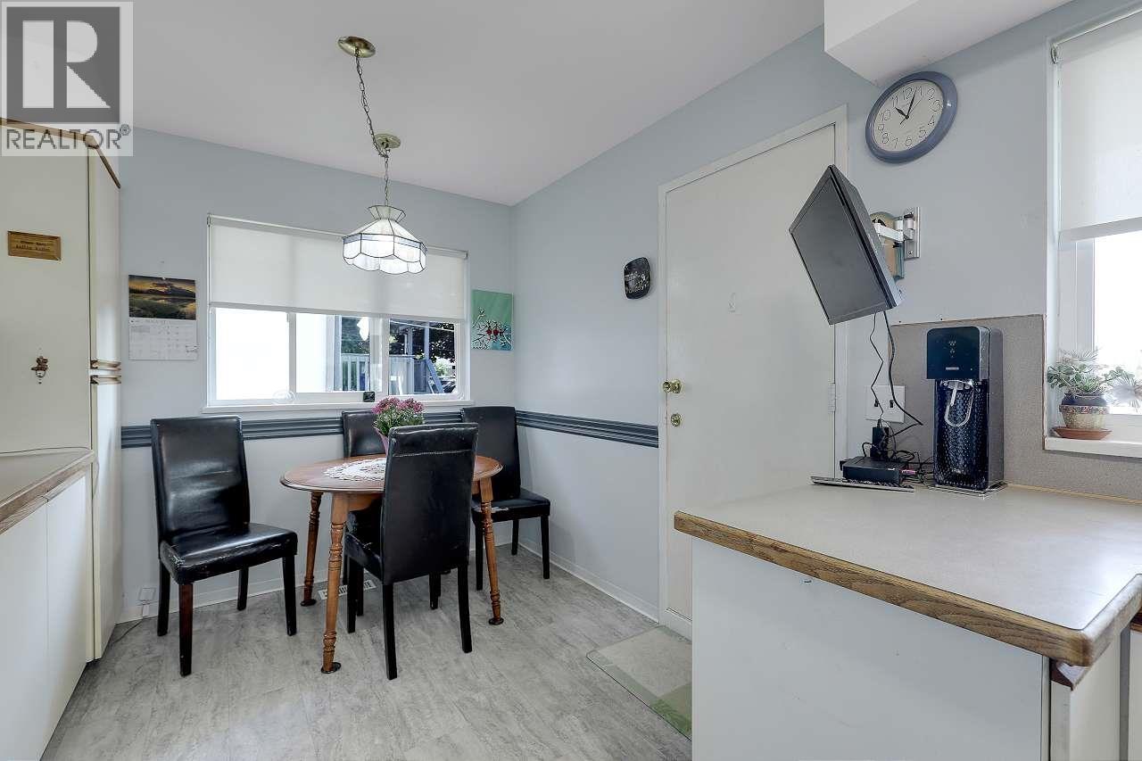 Photo 8 of 203 E 26th Street, North Vancouver BC