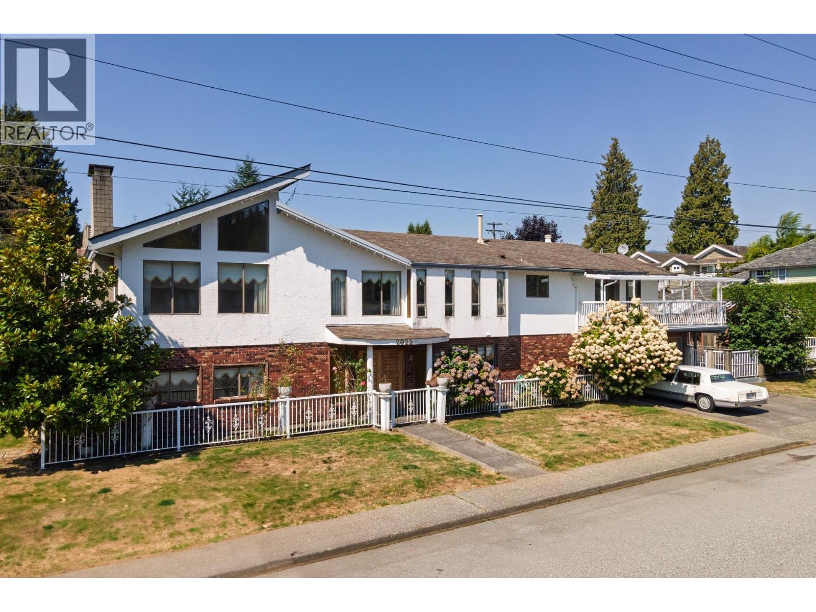 Photo 39 of 2025 St Andrews Avenue, North Vancouver BC