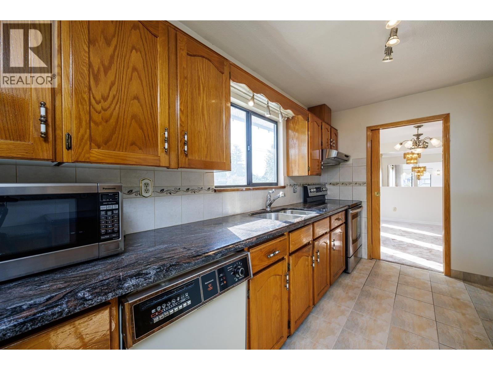Photo 28 of 2025 St Andrews Avenue, North Vancouver BC