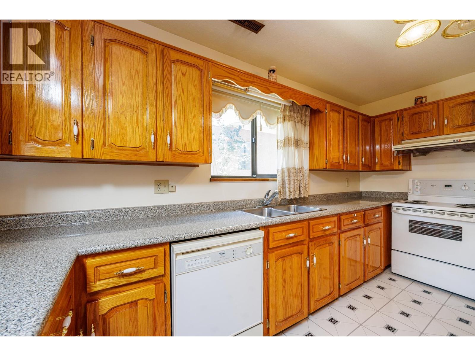 Photo 14 of 2025 St Andrews Avenue, North Vancouver BC