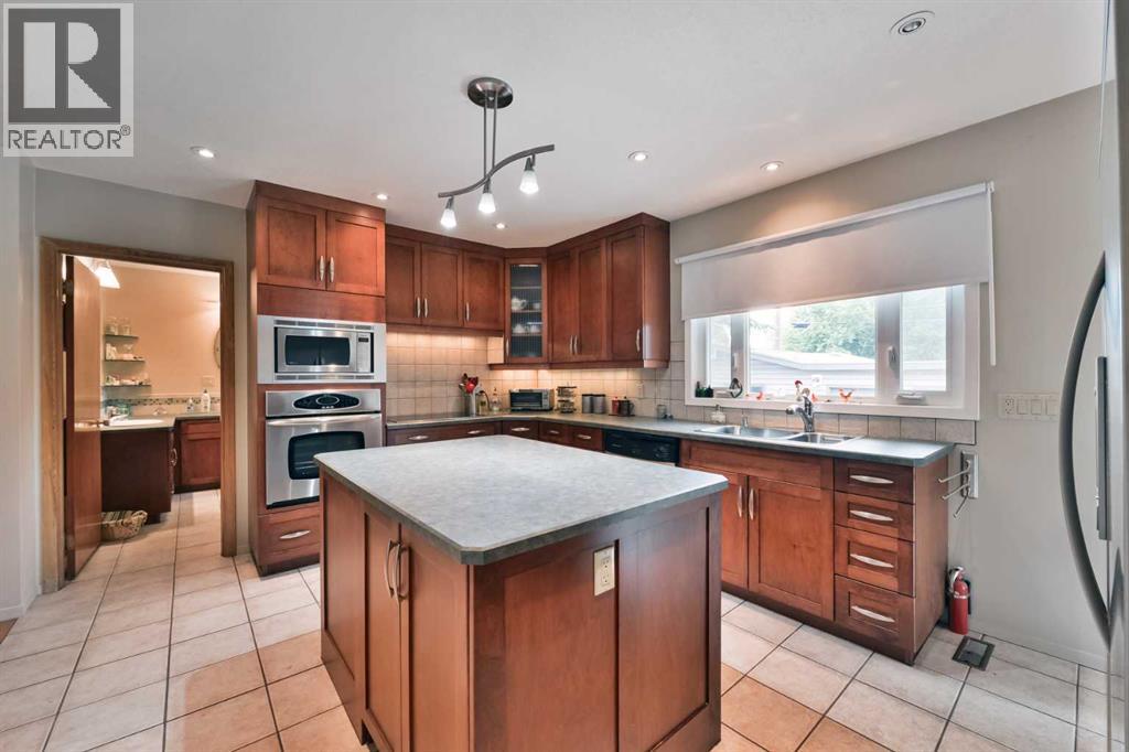 Photo 10 of 5712 Layzell Road Sw, Calgary AB