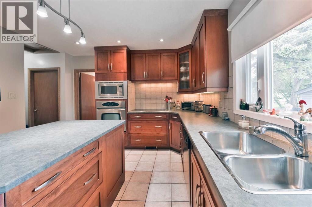 Photo 18 of 5712 Layzell Road Sw, Calgary AB