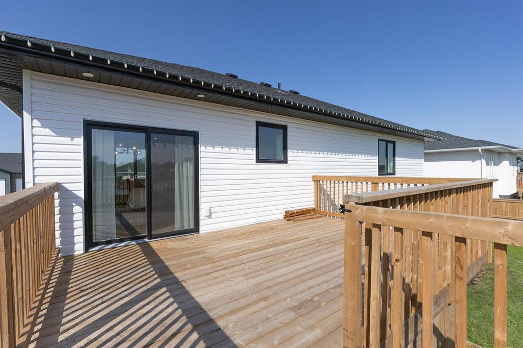 Photo 28 of 107 Parkside Crescent, Mitchell MB