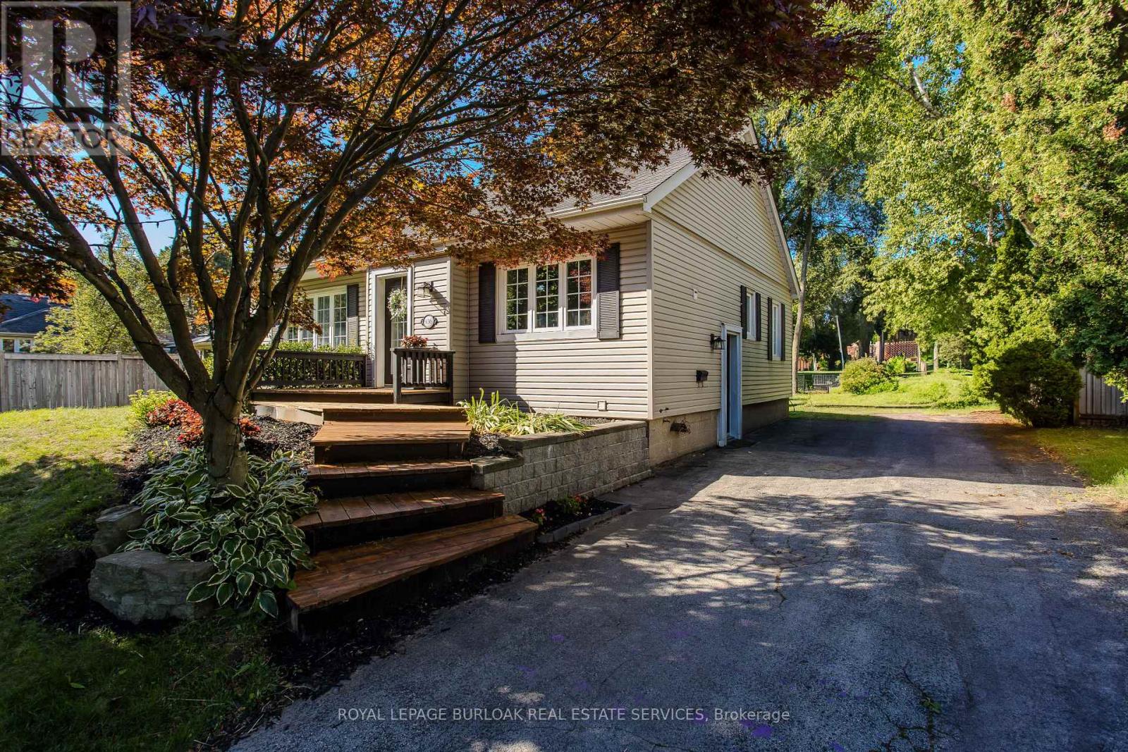 Photo 5 of 936 Harvey Place, Burlington ON
