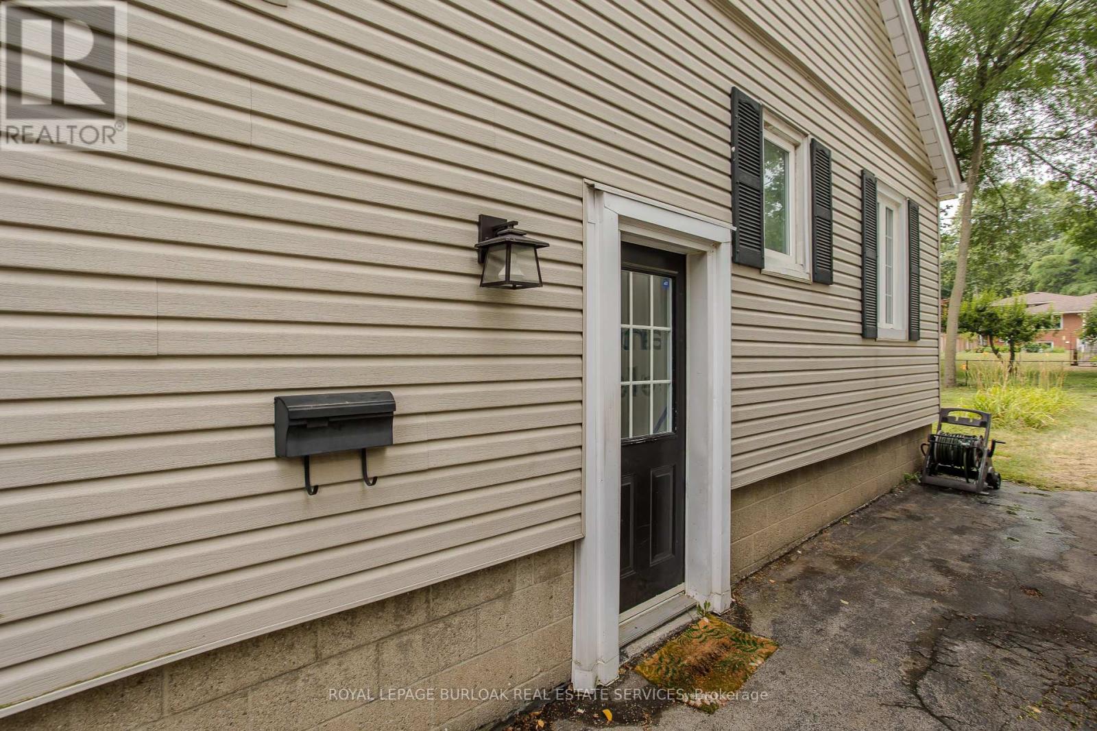 Photo 32 of 936 Harvey Place, Burlington ON
