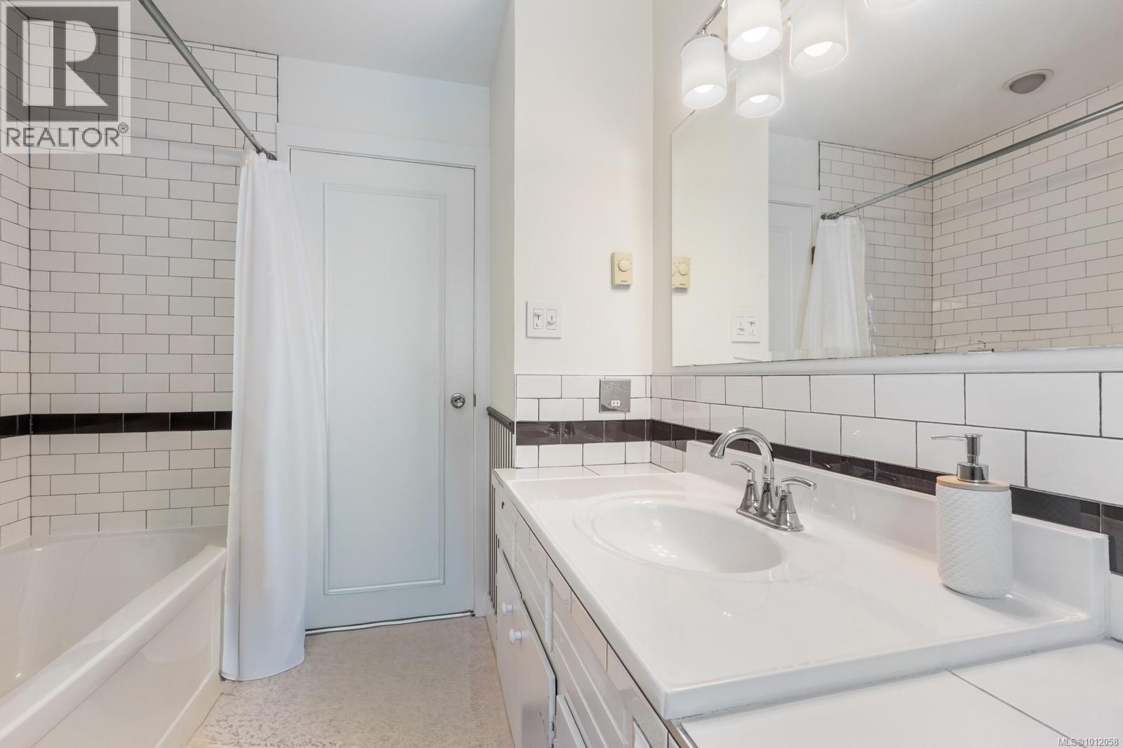 220 Urquhart Ave, Courtenay
