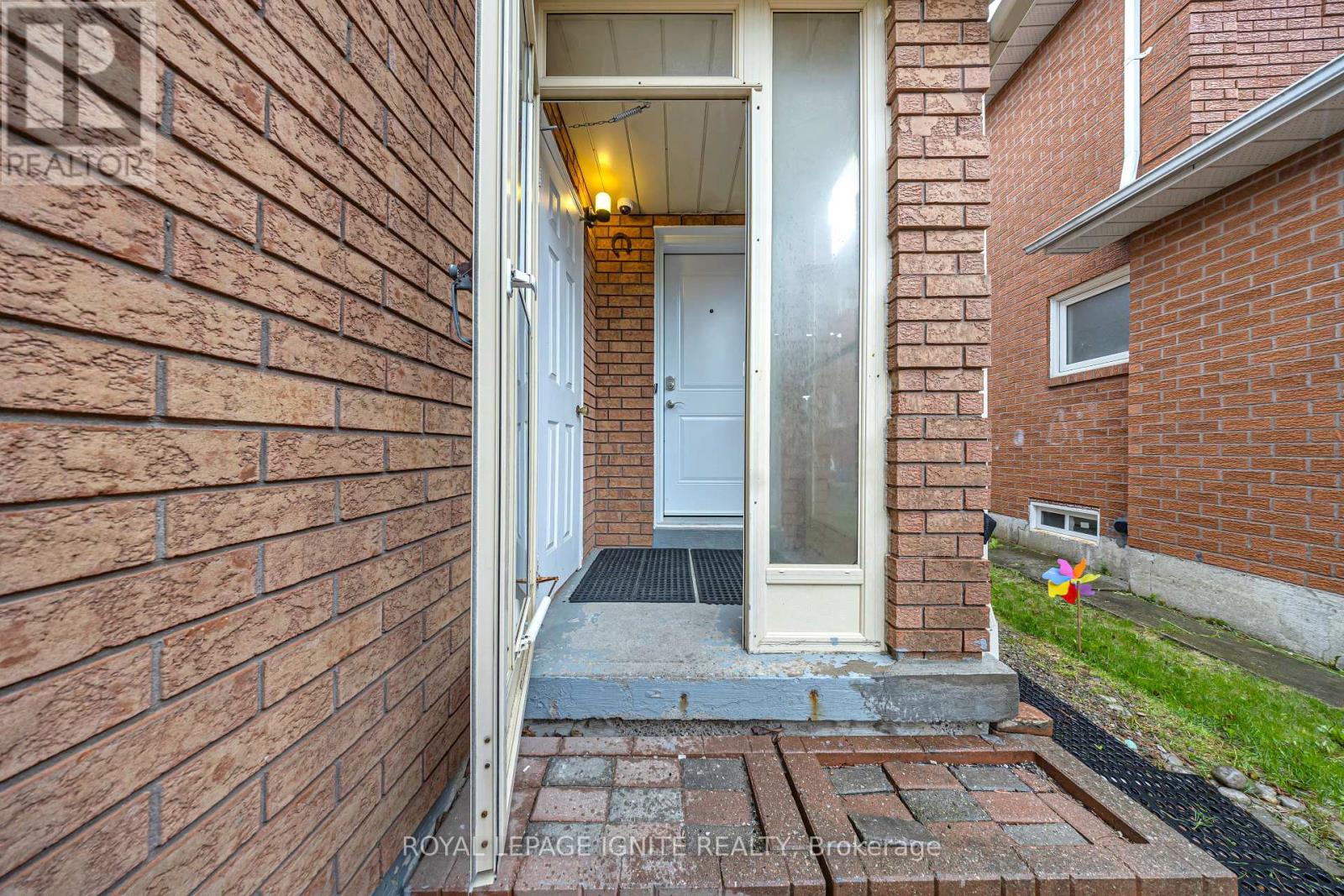 Photo 9 of Main 21 Toba Crescent, Brampton ON