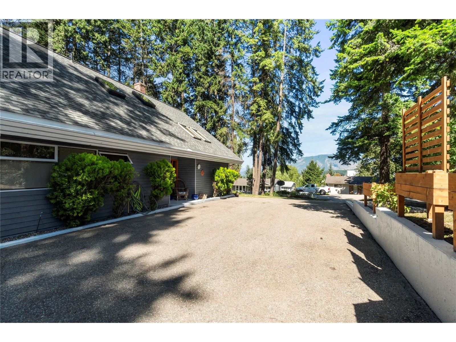  2530 4 Avenue Northeast, Salmon Arm