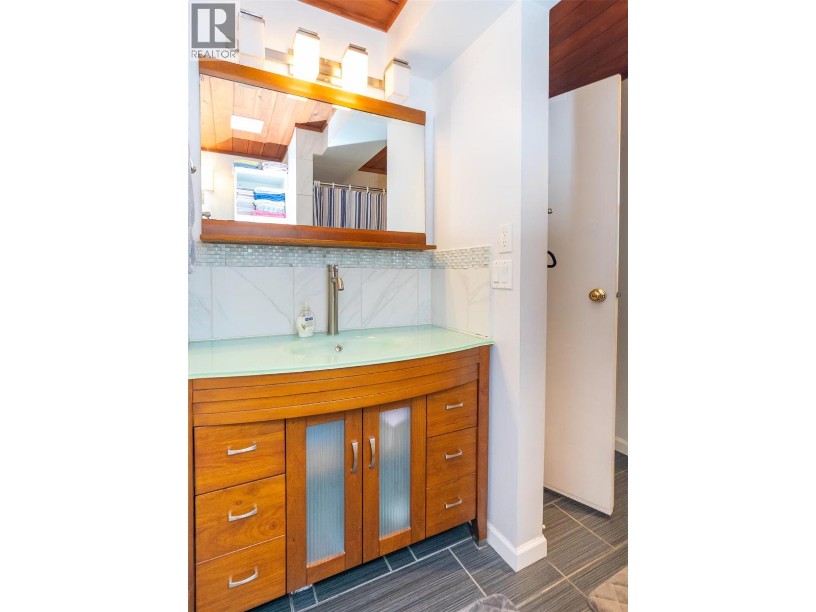  2530 4 Avenue Northeast, Salmon Arm