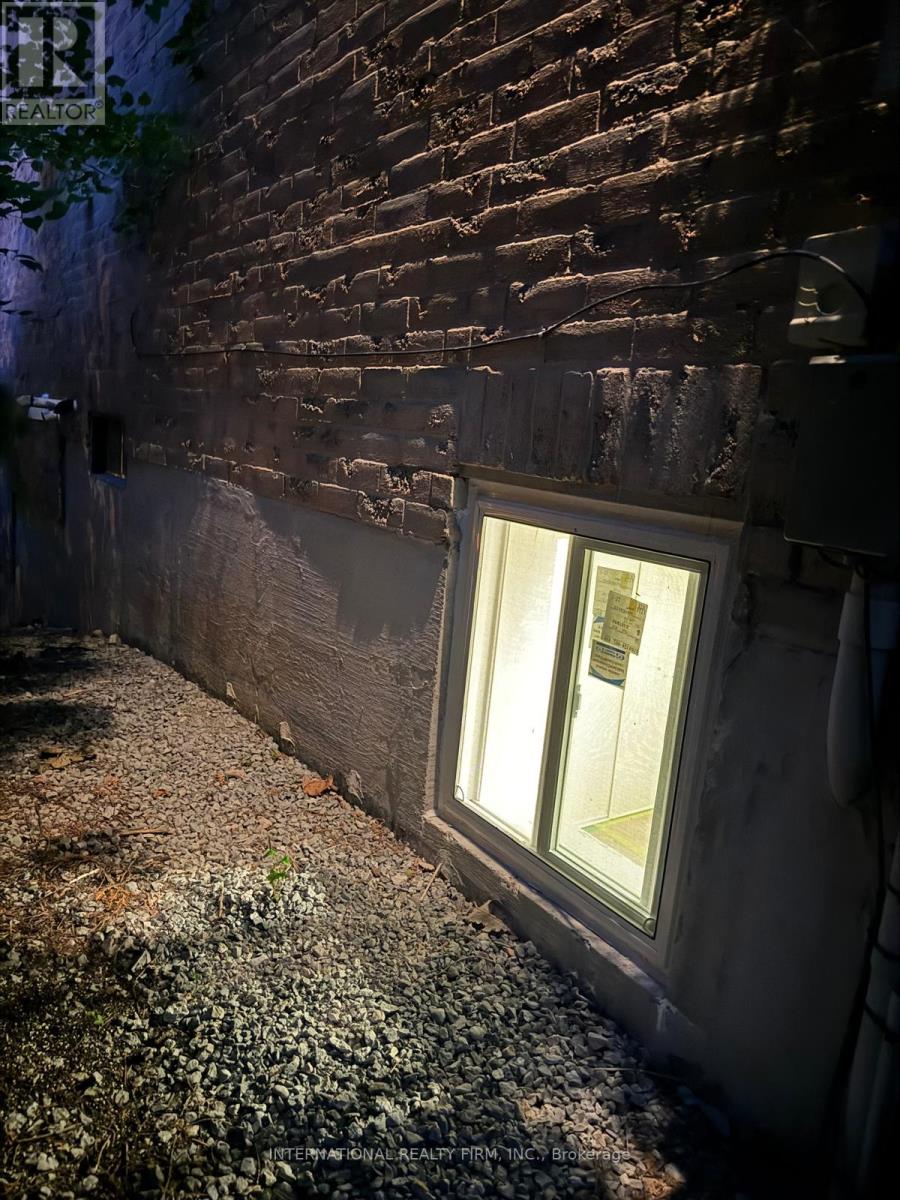Photo 16 of Basement 141 Kemano Road, Aurora ON