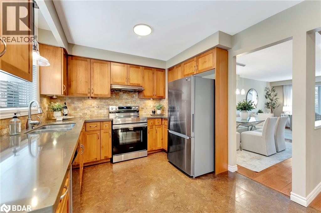 Photo 3 of 780 Woodward Avenue, Milton ON