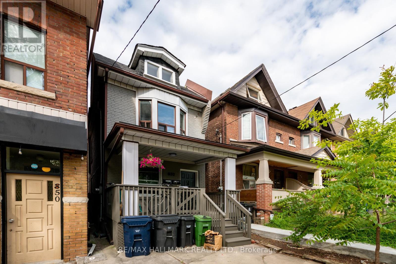 Photo 4 of 852 Carlaw Avenue, Toronto ON