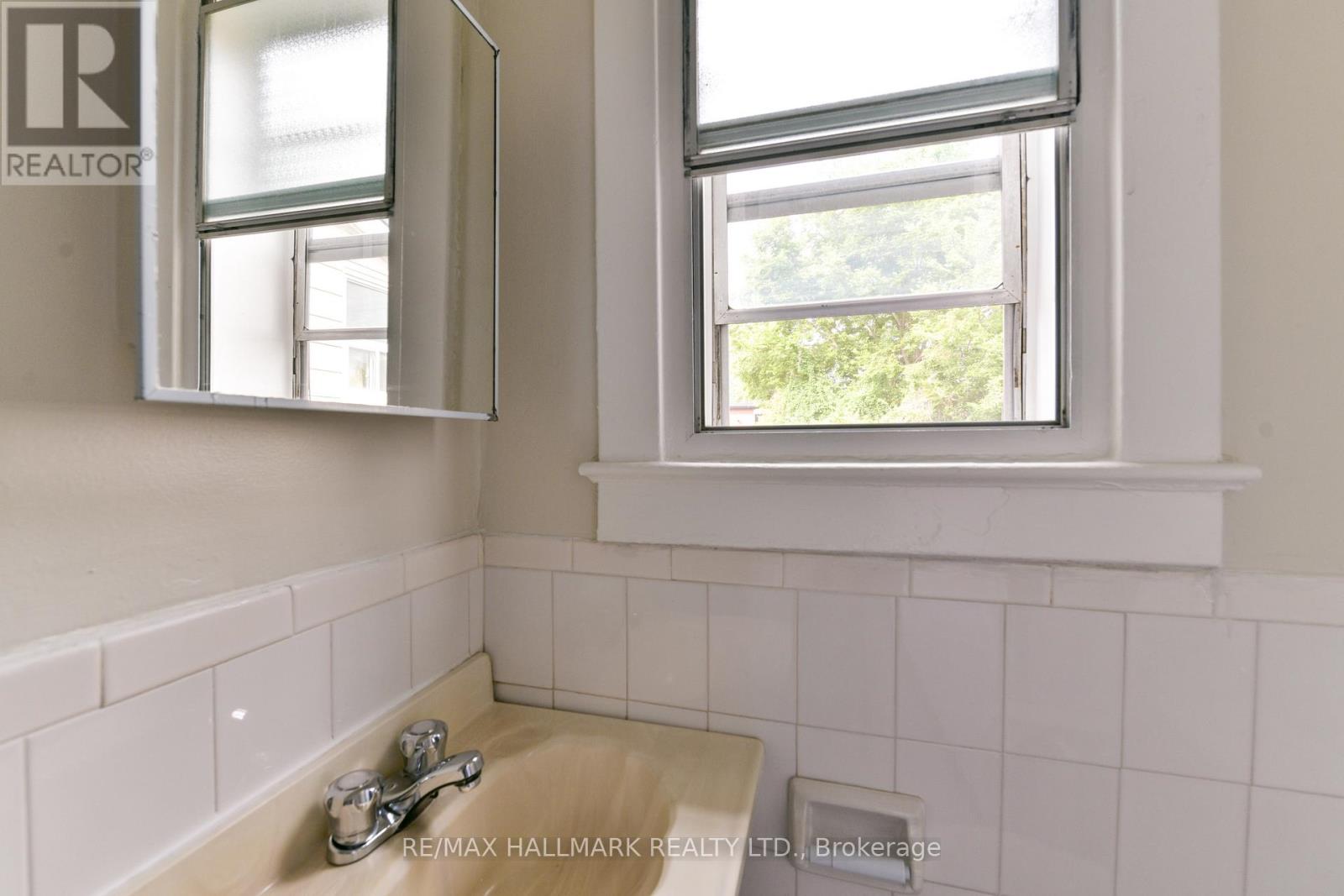 Photo 16 of 852 Carlaw Avenue, Toronto ON