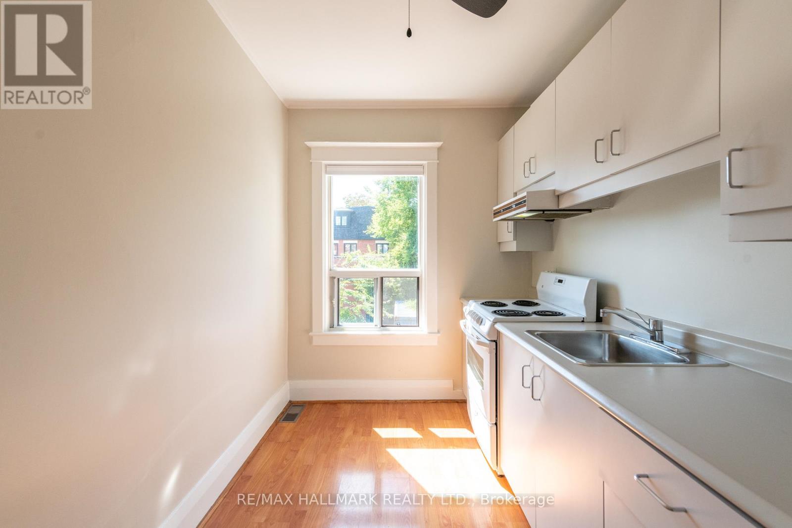 Photo 9 of 852 Carlaw Avenue, Toronto ON