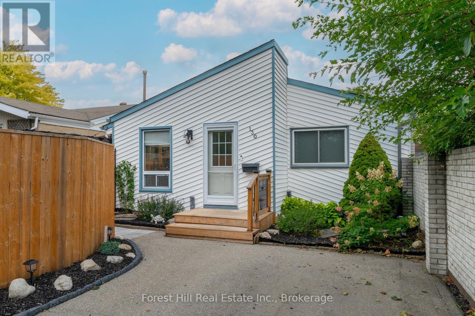 Photo 1 of 130 Pepperwood Crescent, Kitchener ON