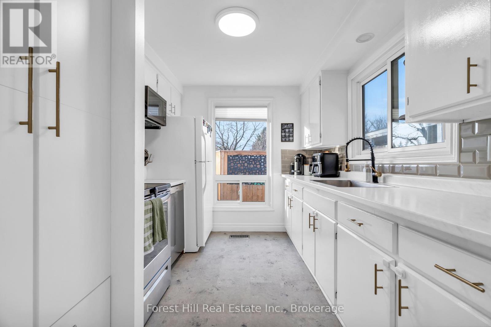 Photo 10 of 130 Pepperwood Crescent, Kitchener ON
