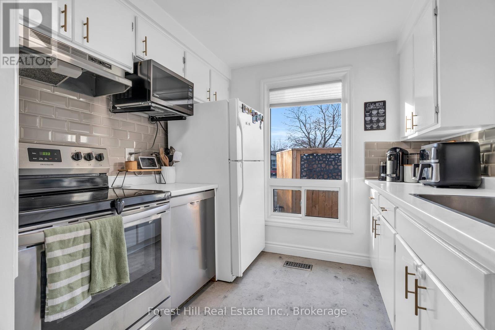 Photo 11 of 130 Pepperwood Crescent, Kitchener ON
