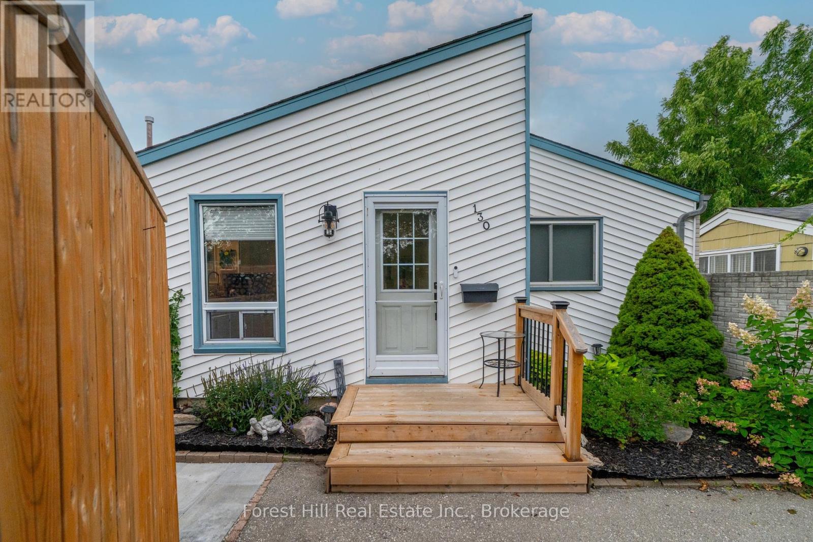 Photo 2 of 130 Pepperwood Crescent, Kitchener ON