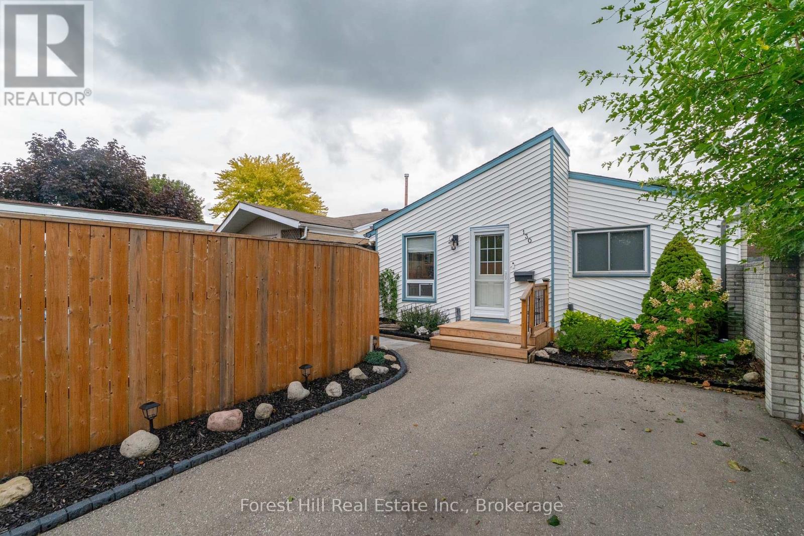Photo 4 of 130 Pepperwood Crescent, Kitchener ON