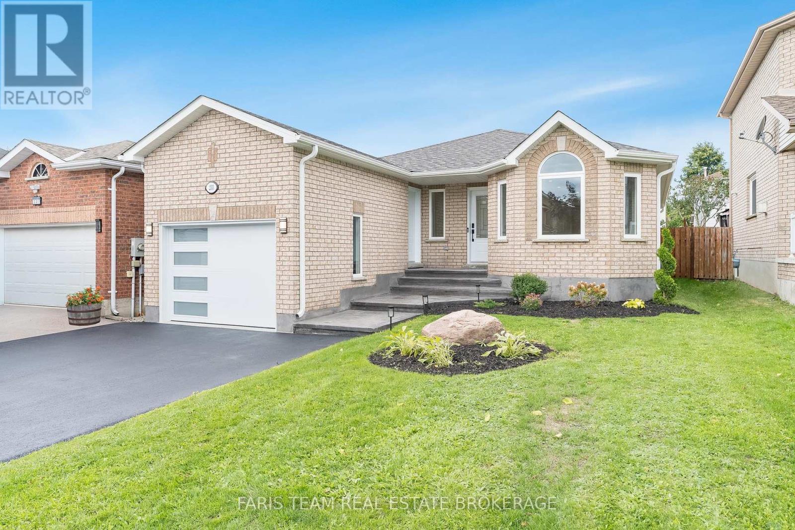 Photo 25 of 233 Wessenger Drive, Barrie ON