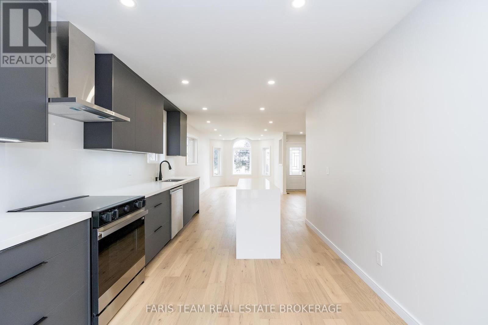 Photo 32 of 233 Wessenger Drive, Barrie ON