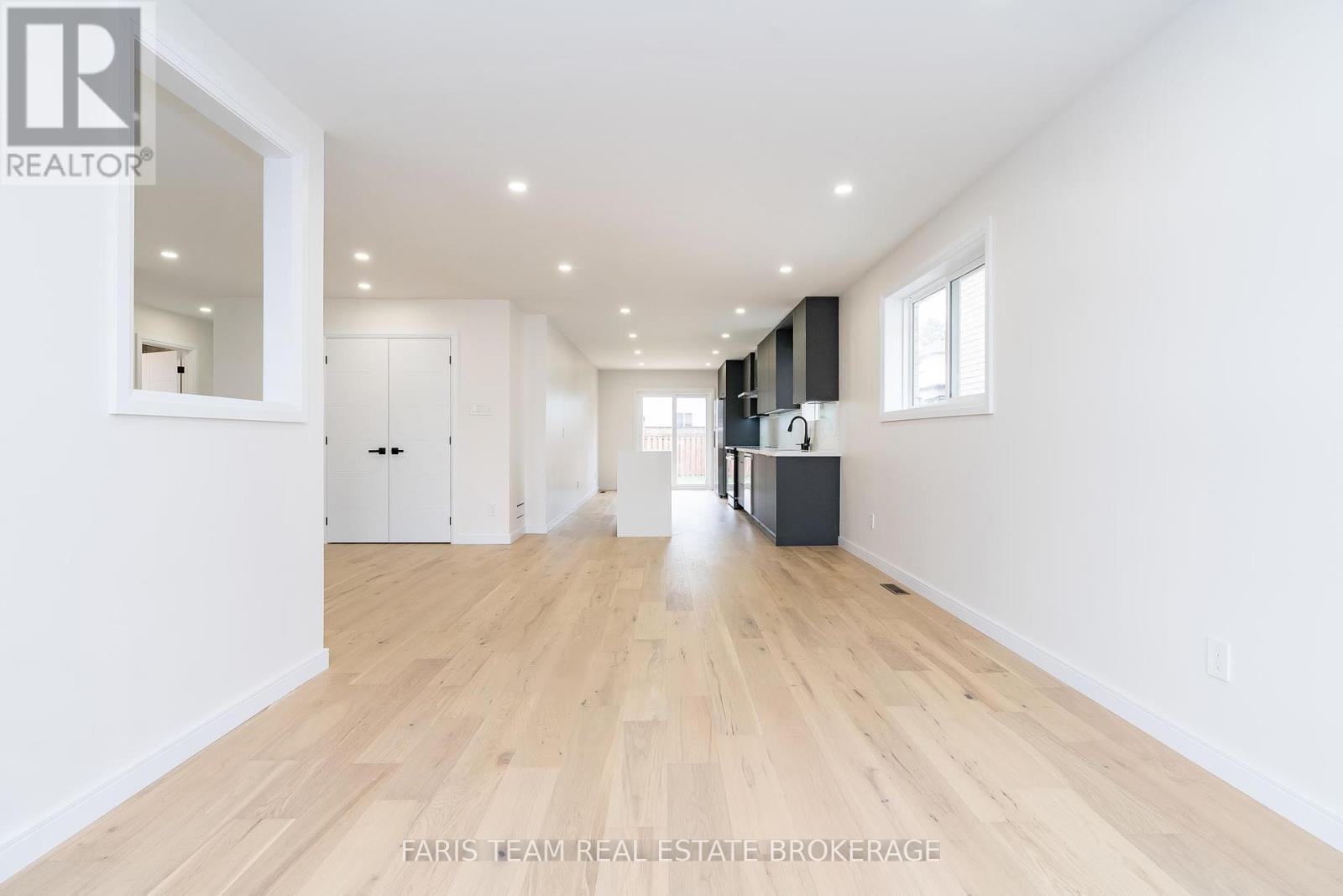 Photo 21 of 233 Wessenger Drive, Barrie ON