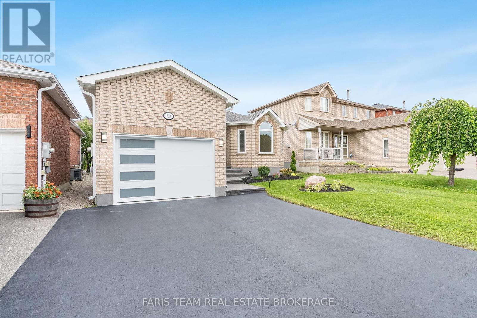 Photo 8 of 233 Wessenger Drive, Barrie ON