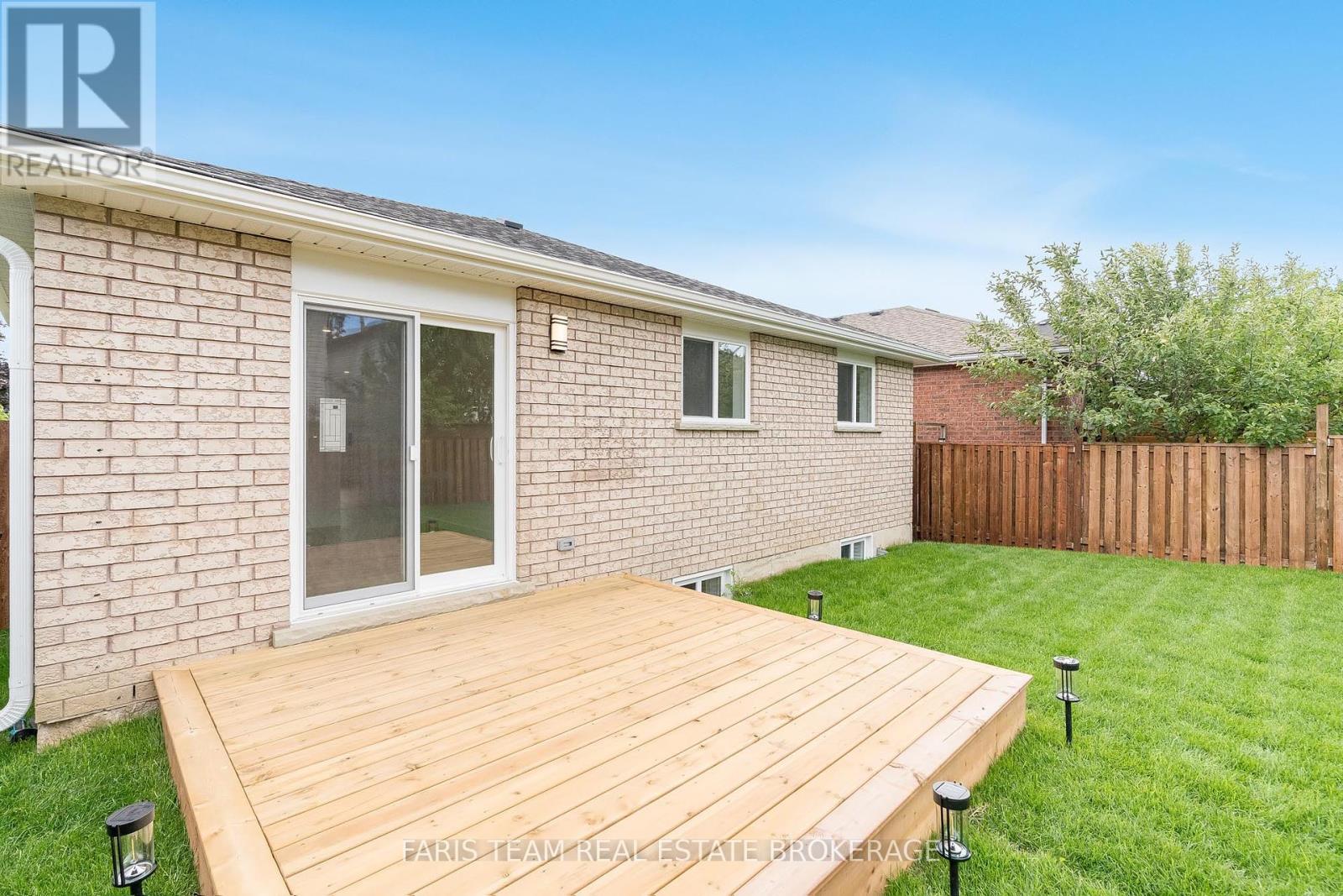 Photo 34 of 233 Wessenger Drive, Barrie ON
