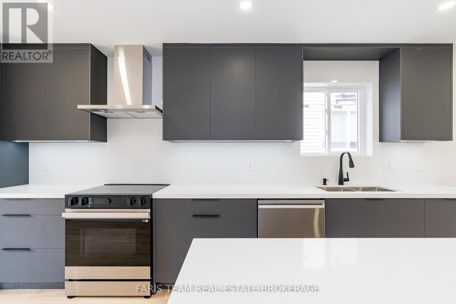 Photo 33 of 233 Wessenger Drive, Barrie ON