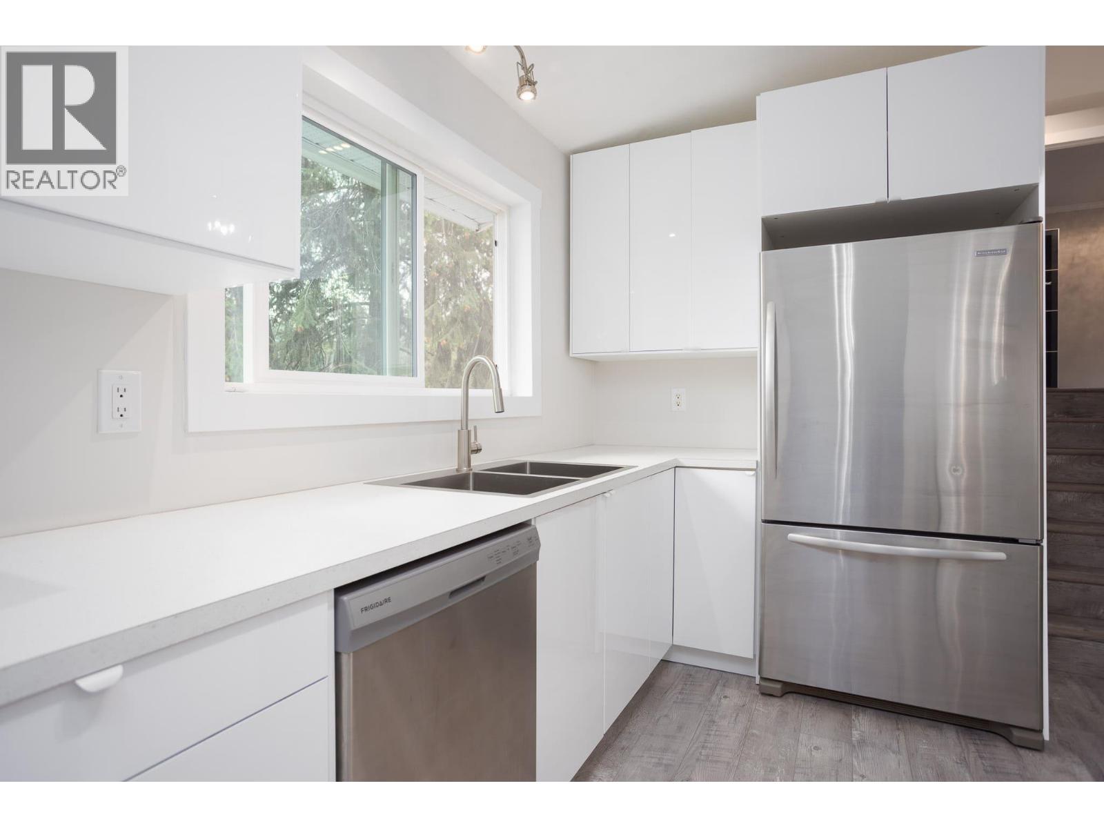 Photo 4 of 254 Terrace Drive, Kelowna BC
