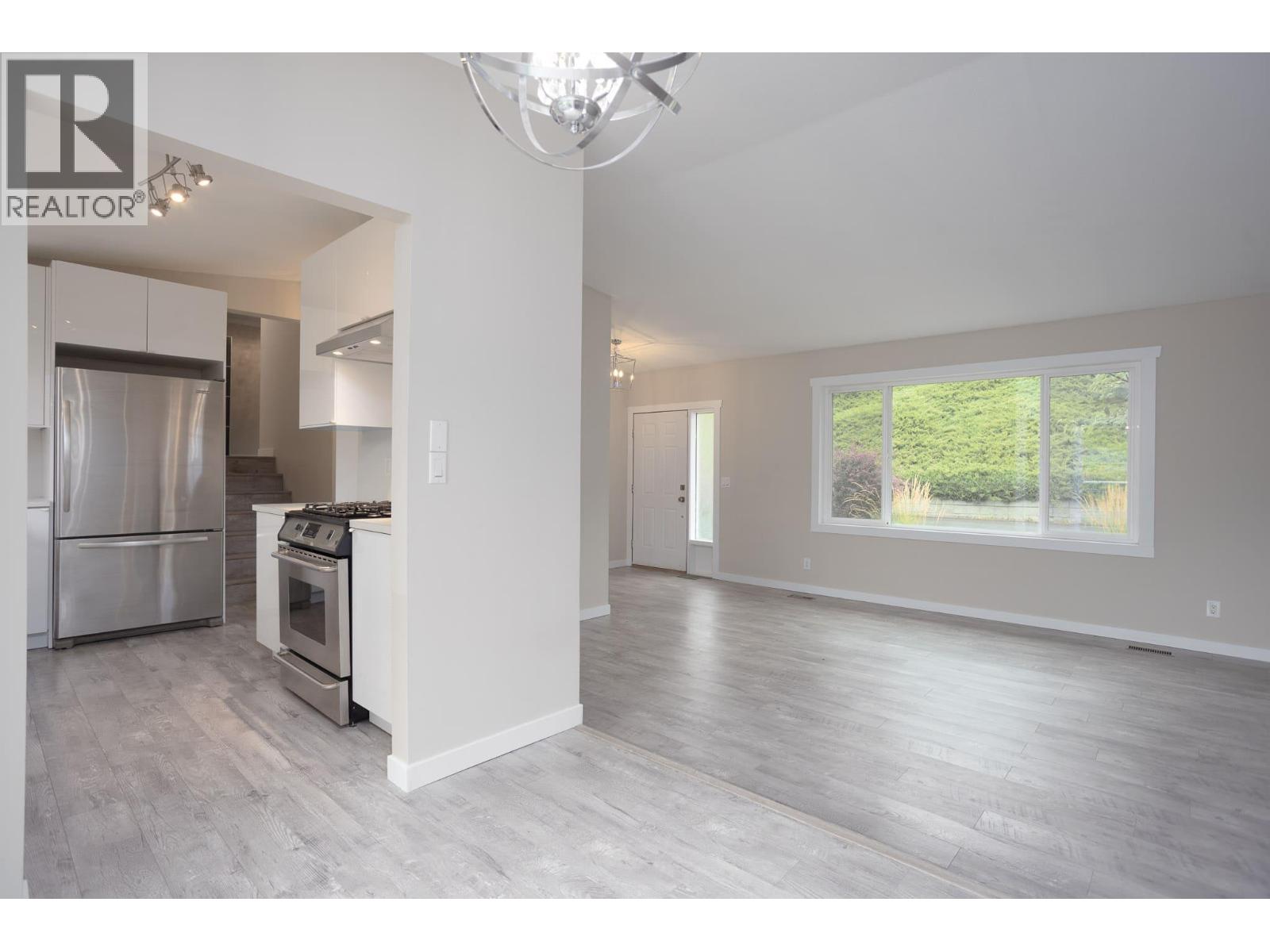 Photo 7 of 254 Terrace Drive, Kelowna BC